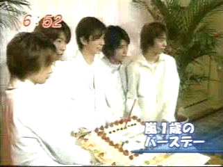 2000.11.01일의 嵐 데뷔 1주년 이벤트 소식 & 감사감격 싱글 소식.mpg_20250821_142258.059