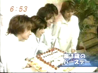 2000.11.01일의 嵐 데뷔 1주년 이벤트 소식 & 감사감격 싱글 소식.mpg_20250821_142311.717