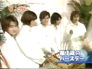 2000.11.01일의 嵐 데뷔 1주년 이벤트 소식 & 감사감격 싱글 소식.mpg_20250821_142314.012