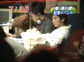 2000.11.01일의 嵐 데뷔 1주년 이벤트 소식 & 감사감격 싱글 소식.mpg_20250821_142416.751