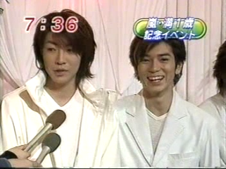 2000.11.01일의 嵐 데뷔 1주년 이벤트 소식 & 감사감격 싱글 소식.mpg_20250821_142456.338