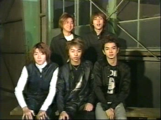 2000.11.01일의 嵐 데뷔 1주년 이벤트 소식 & 감사감격 싱글 소식.mpg_20250821_142614.259