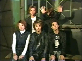 2000.11.01일의 嵐 데뷔 1주년 이벤트 소식 & 감사감격 싱글 소식.mpg_20250821_142618.984