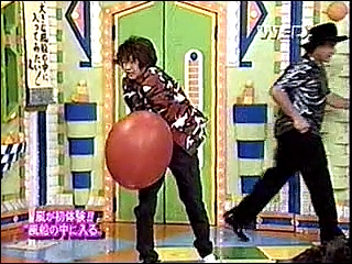 2001.01.24 笑っていいとも - 아라시 Entering big balloon.mp4_20250824_091247.339 (11)