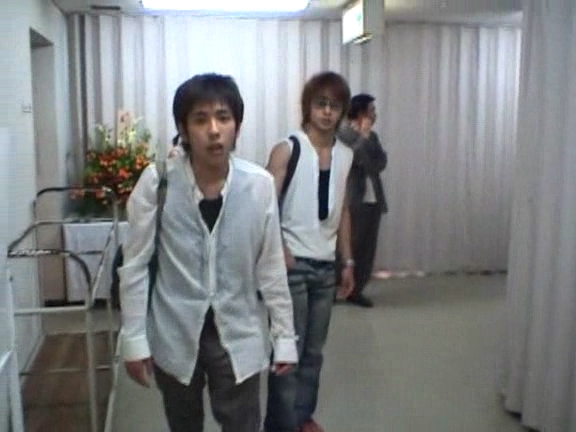 2003 12 17 How's it going SUMMER CONCERT 2003 3 Backstage.avi_20250702_224034.654