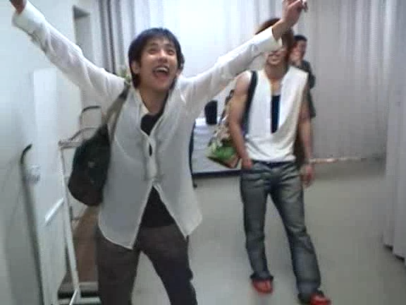 2003 12 17 How's it going SUMMER CONCERT 2003 3 Backstage.avi_20250702_224036.184