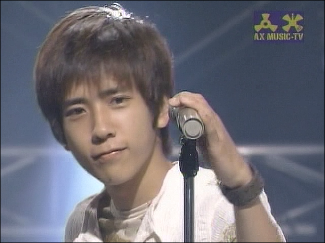 2003.09.04 AX MUSIC-TV 「ハダシの未来」「言葉より大切なもの」.mpg_20250827_101623.380